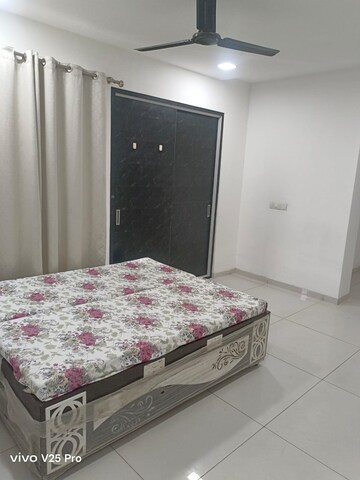 Bedroom in 3 BHK Apartment at Alkapuri – for Rent