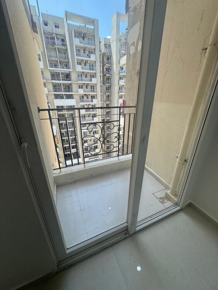 Balcony, signature-the-millennia-2 2 Bedroom 681 Sq.Ft. Apartment In Sector 37d Gurgaon 8905334
