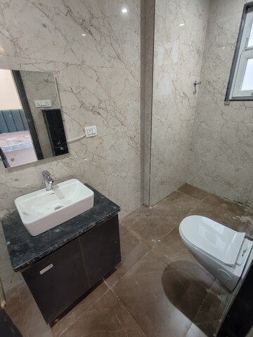 Bathroom in 1.5 BHK Builder Floor at Sector 43 – for Rent