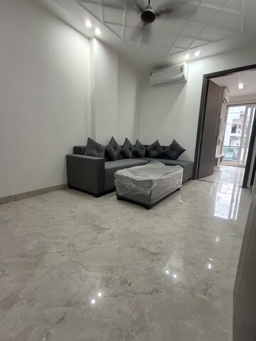 Living Room in 1.5 BHK Builder Floor at Sector 43 – for Rent