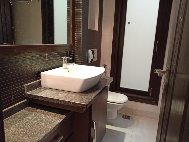 Attached Bathroom, defence colony 3 Bedroom 3000 Sq.Ft. Apartment In Defence Colony Delhi 8905391