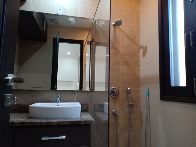 Attached Bathroom, defence colony 3 Bedroom 3000 Sq.Ft. Apartment In Defence Colony Delhi 8905391