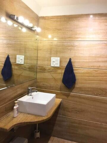 Furnished Amenities in 3 BHK Apartment at Defence Colony – for Rent
