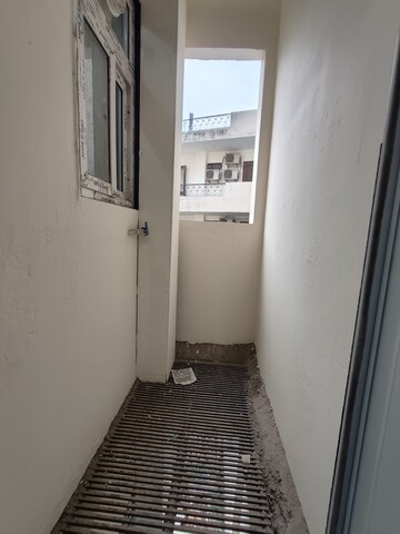 Building Lobby in 1 RK Builder Floor at Sector 43 – for Rent