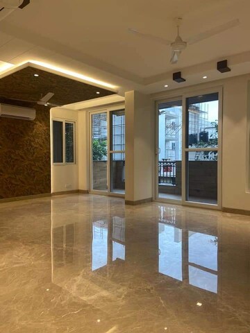 Room in 4 BHK Apartment at Defence Colony – for Rent