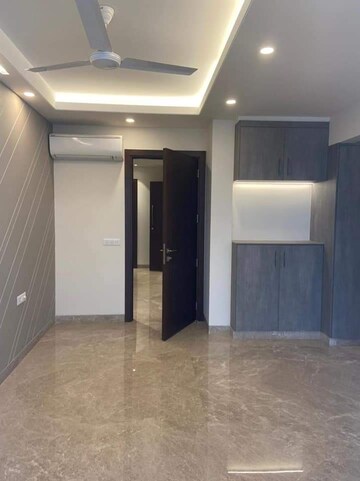 Room in 4 BHK Apartment at Defence Colony – for Rent