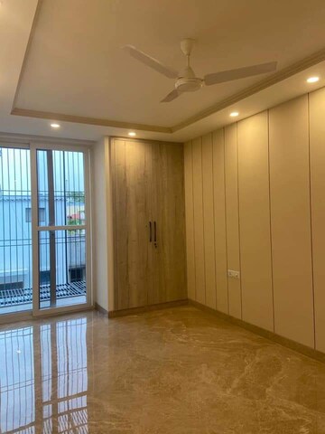 Room in 4 BHK Apartment at Defence Colony – for Rent