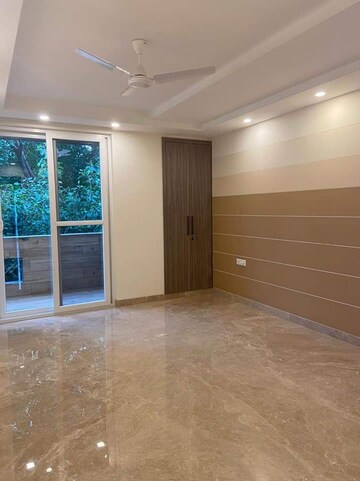 Living Room in 4 BHK Apartment at Defence Colony – for Rent