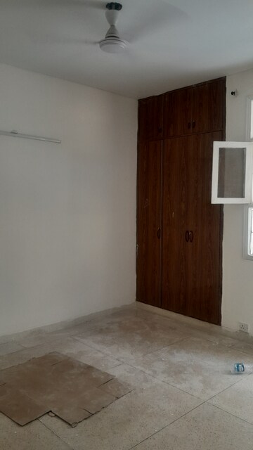 Furnished Amenities in 3 BHK Apartment at Unitech Escape, Sector 50 – for Rent