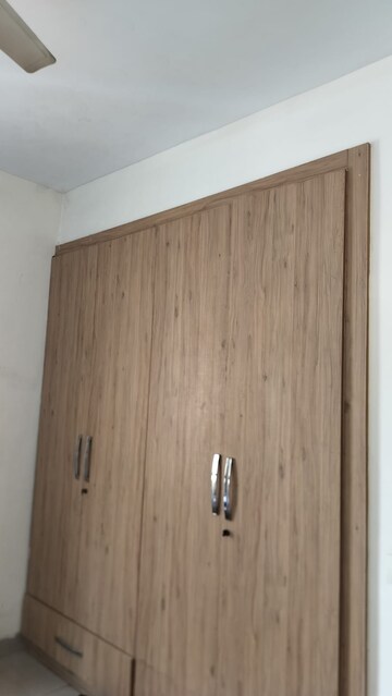Furnished Amenities in 3.5 BHK Apartment at Unitech Uniworld Gardens 2, Sector 47 – for Rent