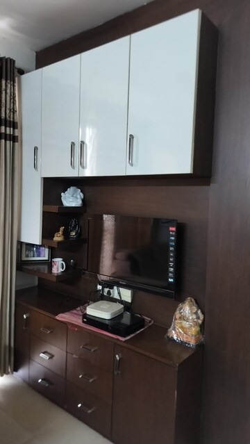 Furnished Amenities in 3.5 BHK Apartment at Unitech Uniworld Gardens 2, Sector 47 – for Rent