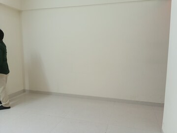 Room in 2 BHK Apartment at Solitaire Heights, Malad West – for Rent