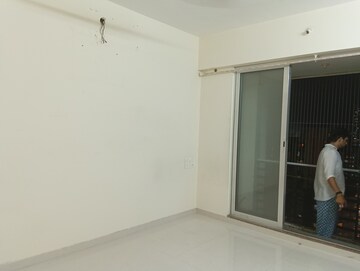 Room in 2 BHK Apartment at Solitaire Heights, Malad West – for Rent