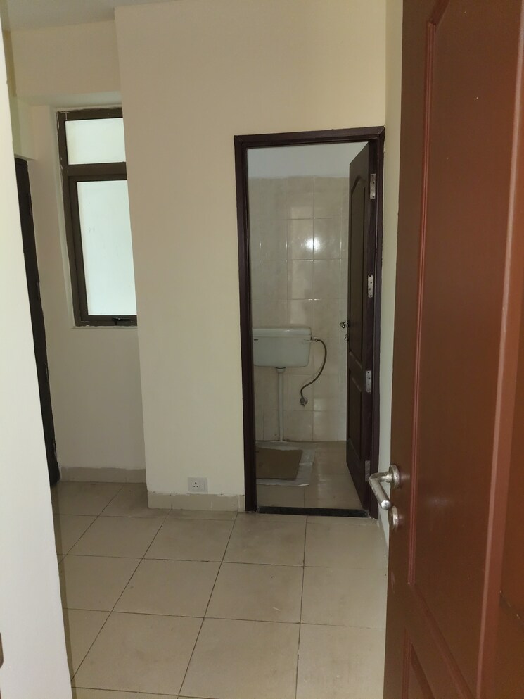 Bathroom, unitech-the-residences-gurgaon 3.5 Bedroom 1546 Sq.Ft. Apartment In Sector 33 Gurgaon 8905561