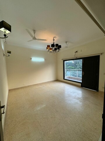 Room in 3 BHK Builder Floor at Dlf Phase ii – for Rent