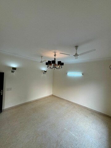 Room in 3 BHK Builder Floor at Dlf Phase ii – for Rent
