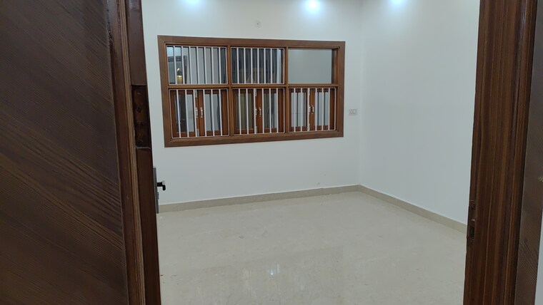 Room, suraj vihar 4 Bedroom 125 Sq.Yd. Builder Floor In Suraj Vihar Delhi 8905573