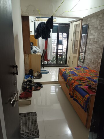Bedroom in 3.5 BHK Apartment at Andheri West – for Rent