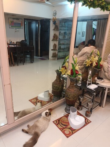 Living Room in 3.5 BHK Apartment at Andheri West – for Rent