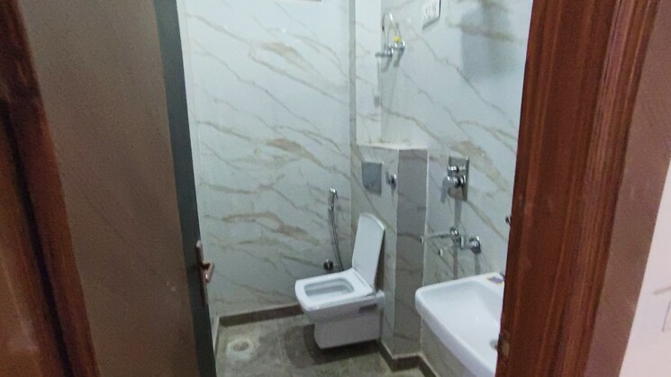 Bathroom, suraj vihar 3 Bedroom 100 Sq.Yd. Builder Floor In Suraj Vihar Delhi 8905821