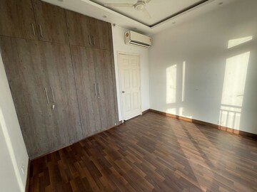 Room in 3 BHK Apartment at Jaypee Pavilion Heights IV, Sector 128 – for Rent