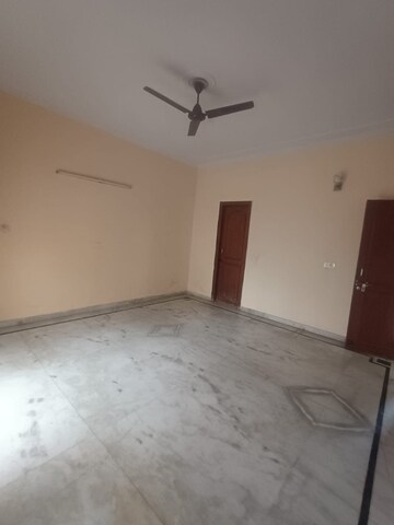 Room in 2 BHK Independent House at Sector 55 – for Rent