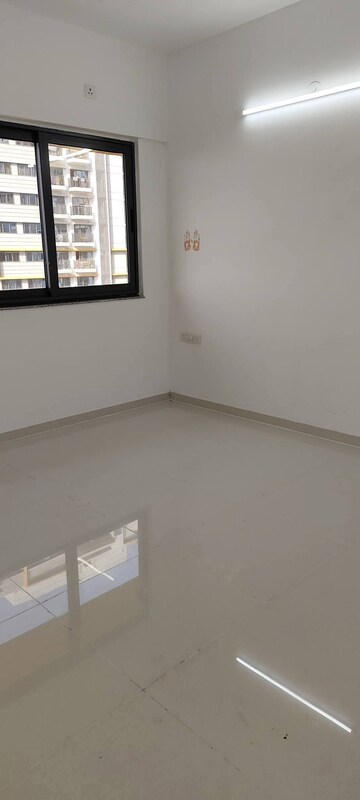 Room in 2 BHK Apartment at Amanora Gold Towers, Hadapsar – for Rent