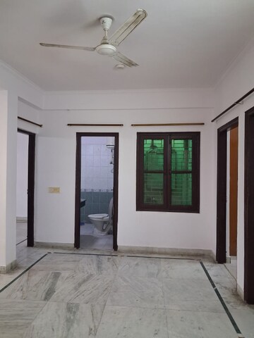 Room in 3 BHK Builder Floor at Unitech South City II, Sector 50 – for Rent