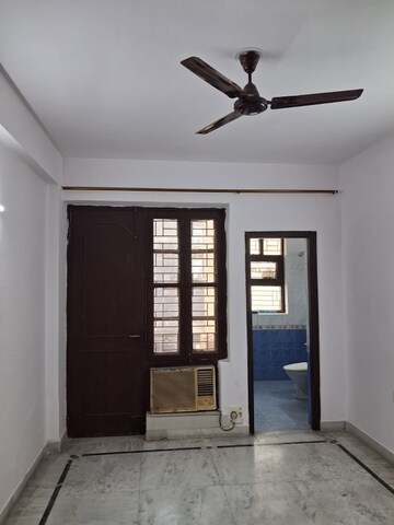 Building Lobby in 3 BHK Builder Floor at Unitech South City II, Sector 50 – for Rent