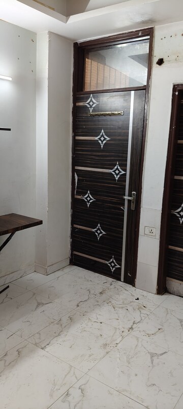 Bathroom in 2 BHK Apartment at Defence Enclave Noida, Sector 44 – for Rent
