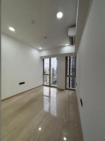 Room in 2 BHK Apartment at Indiabulls Blu, Worli – for Rent