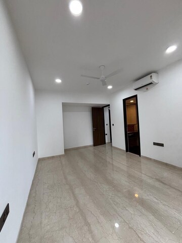 Room in 2 BHK Apartment at Indiabulls Blu, Worli – for Rent