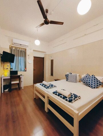 Bedroom in 1 RK Apartment at Vile Parle West – for Rent