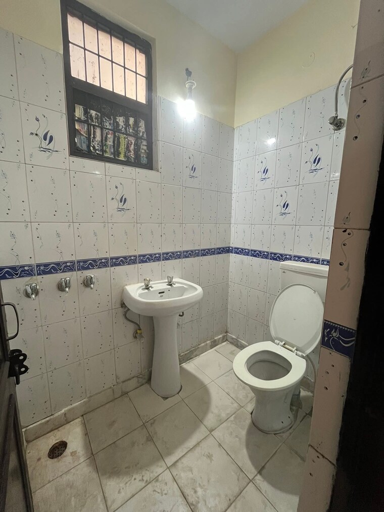 Attached Bathroom, green fields colony 2 Bedroom 800 Sq.Ft. Builder Floor In Green Fields Colony Faridabad 8906312