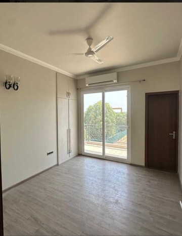 Room in 2.5 BHK Apartment at Central Park Cerise Suites, Sohna Sector 33 – for Rent