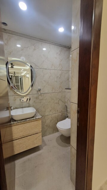 Bathroom in 4 BHK Apartment at DLF Belvedere Towers, Sector 24 – for Sale