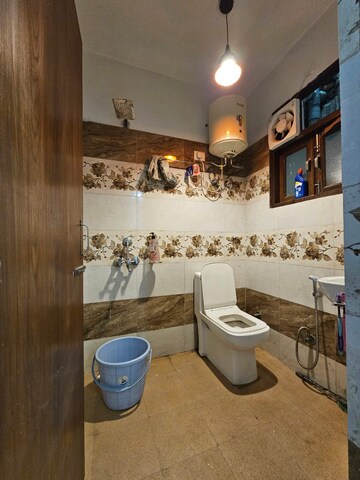 Bathroom in 1 BHK Builder Floor at Boutique Residential Apartments G-88, Saket – for Rent
