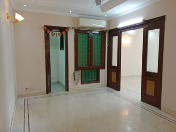 Room in 3 BHK Apartment at Veera Safdarjung Enclave, Safdarjung Enclave – for Rent