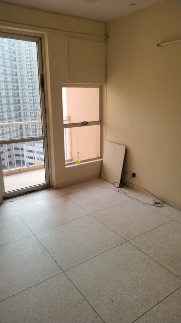 Room in 2.5 BHK Apartment at DLF The Princeton Estate, Dlf Phase V – for Rent