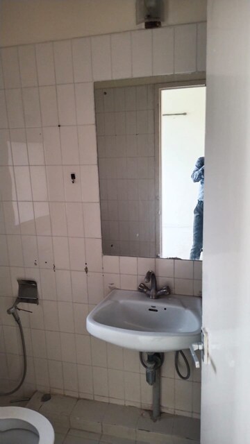 Bathroom in 2.5 BHK Apartment at DLF The Princeton Estate, Dlf Phase V – for Rent