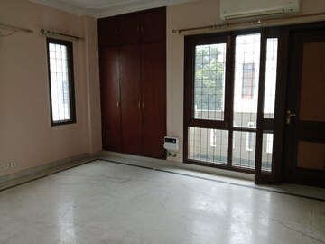 Room in 3 BHK Apartment at Veera Safdarjung Enclave, Safdarjung Enclave – for Rent