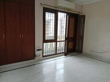 Room in 3 BHK Apartment at Veera Safdarjung Enclave, Safdarjung Enclave – for Rent