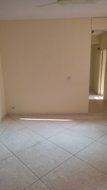 Room in 2.5 BHK Apartment at DLF The Princeton Estate, Dlf Phase V – for Rent
