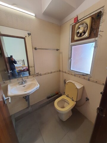Attached Bathroom in 3 BHK Apartment at DLF The Carlton Estate, Dlf Phase V – for Rent