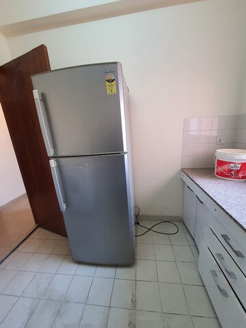 Furnished Amenities in 3 BHK Apartment at DLF The Carlton Estate, Dlf Phase V – for Rent
