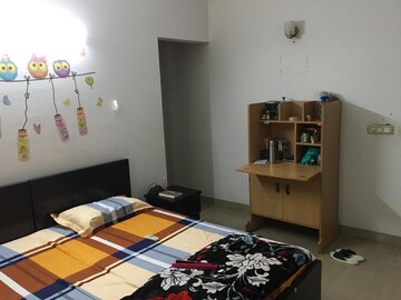 Bedroom in 3 BHK Apartment at DLF Exclusive Floors, Sector 53 – for Rent