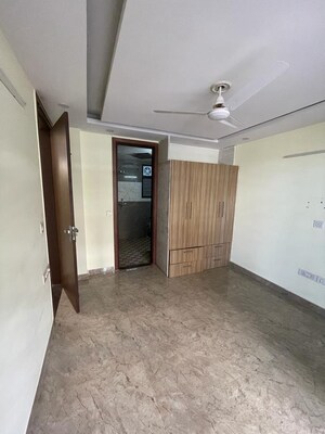 Room in 2 BHK Builder Floor at Sector 57 – for Rent