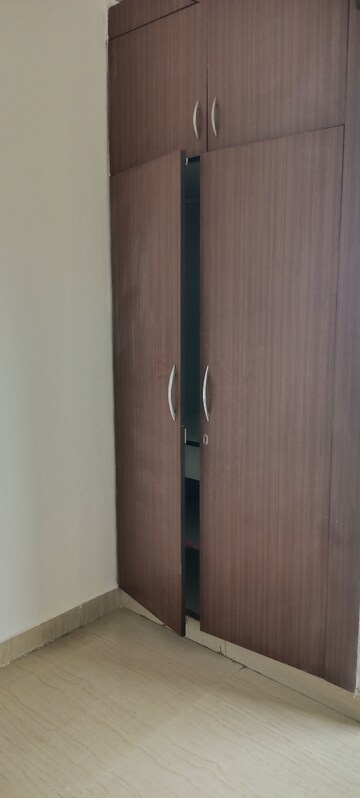 Furnished Amenities in 2.5 BHK Apartment at Antriksh Golf View, Sector 78 – for Rent