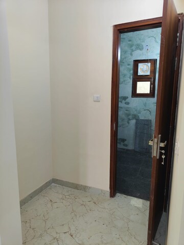 Room in 3 BHK Builder Floor at RWA Apartments Sector 41, Sector 41 – for Rent