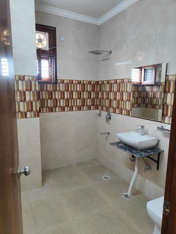 Master Bedroom in 3 BHK Builder Floor at RWA Apartments Sector 41, Sector 41 – for Rent